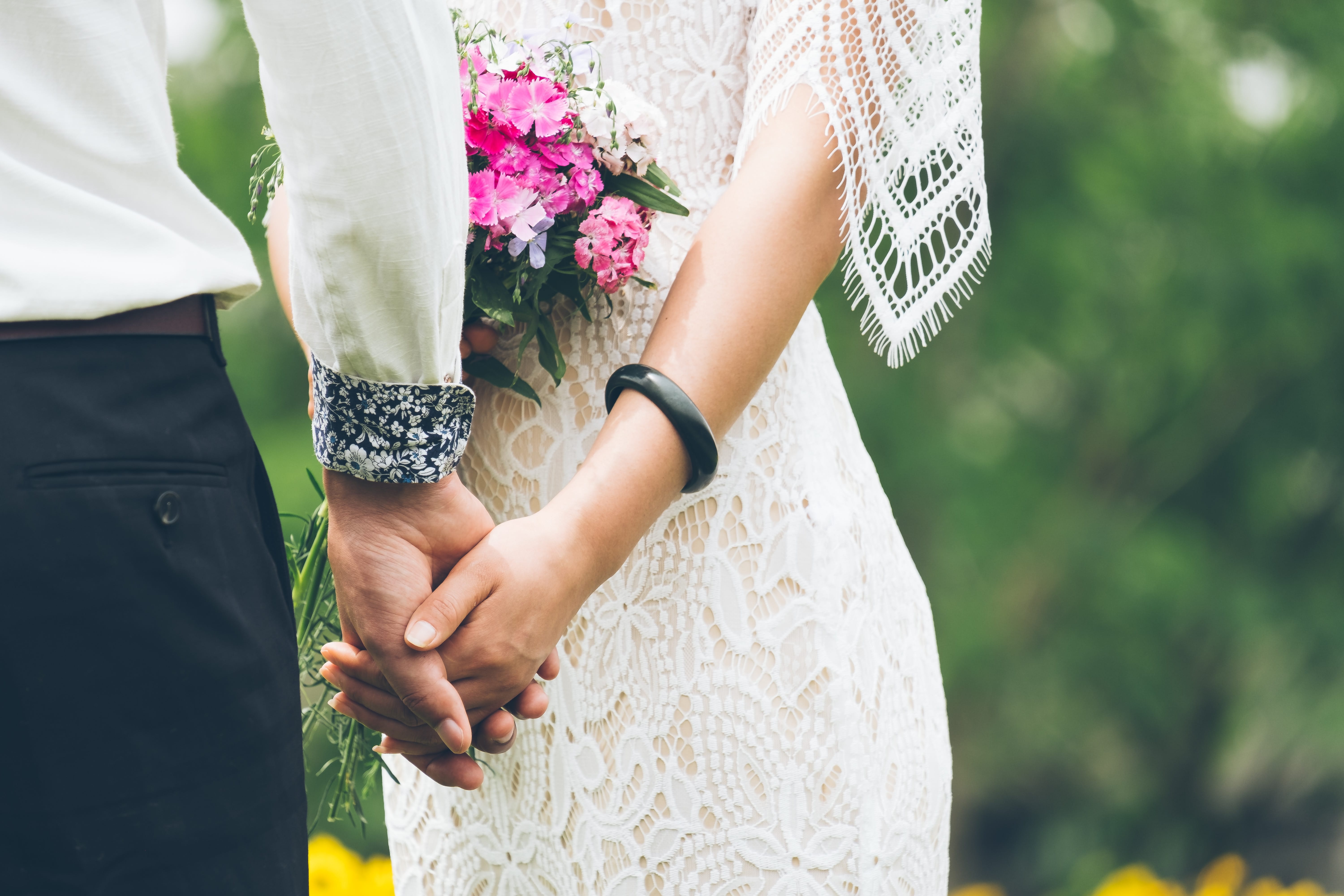 When is she getting married. Свадьба. Невеста на руках у жениха. Свадебные пары. Удачное замужество.